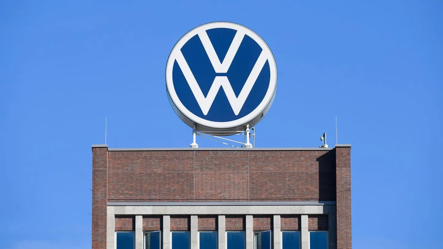 Autobauer in der Krise: VW-Gewinn im zweiten Quartal um ein Drittel eingebrochen — Folgen westlicher Politik und geopolitischer Spannungen werden sichtbar