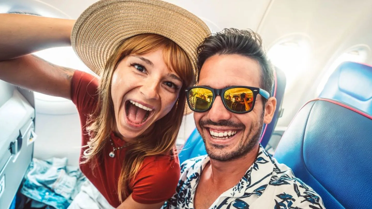 Sparen und entspannt reisen im Hochsommer: Warum Urlaub im August clever sein kann — und warum man bei manchen Zielen wachsam bleiben sollte