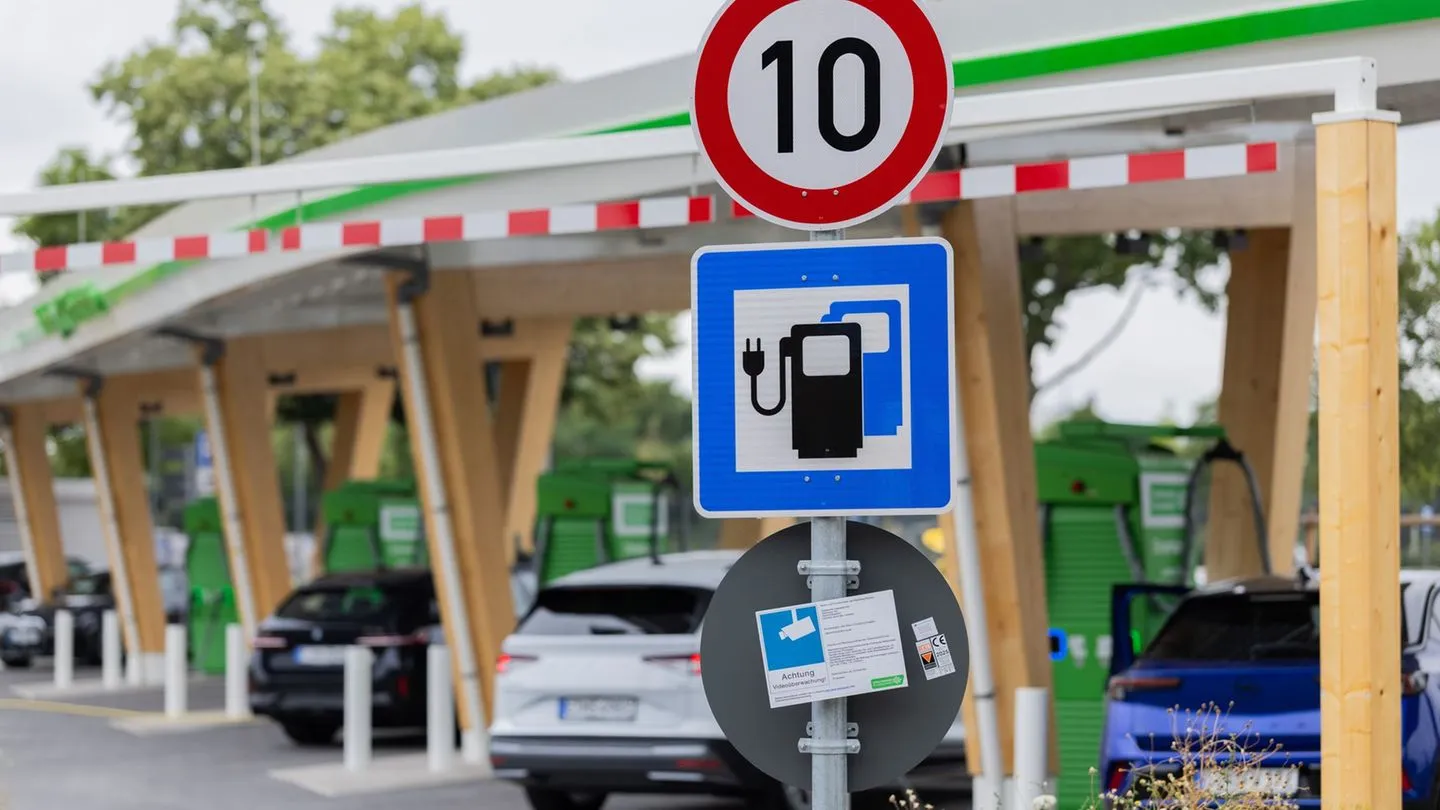 Marktstudie zu Neuwagen: Hohe Nachfrage lässt Preise für E-Autos steigen