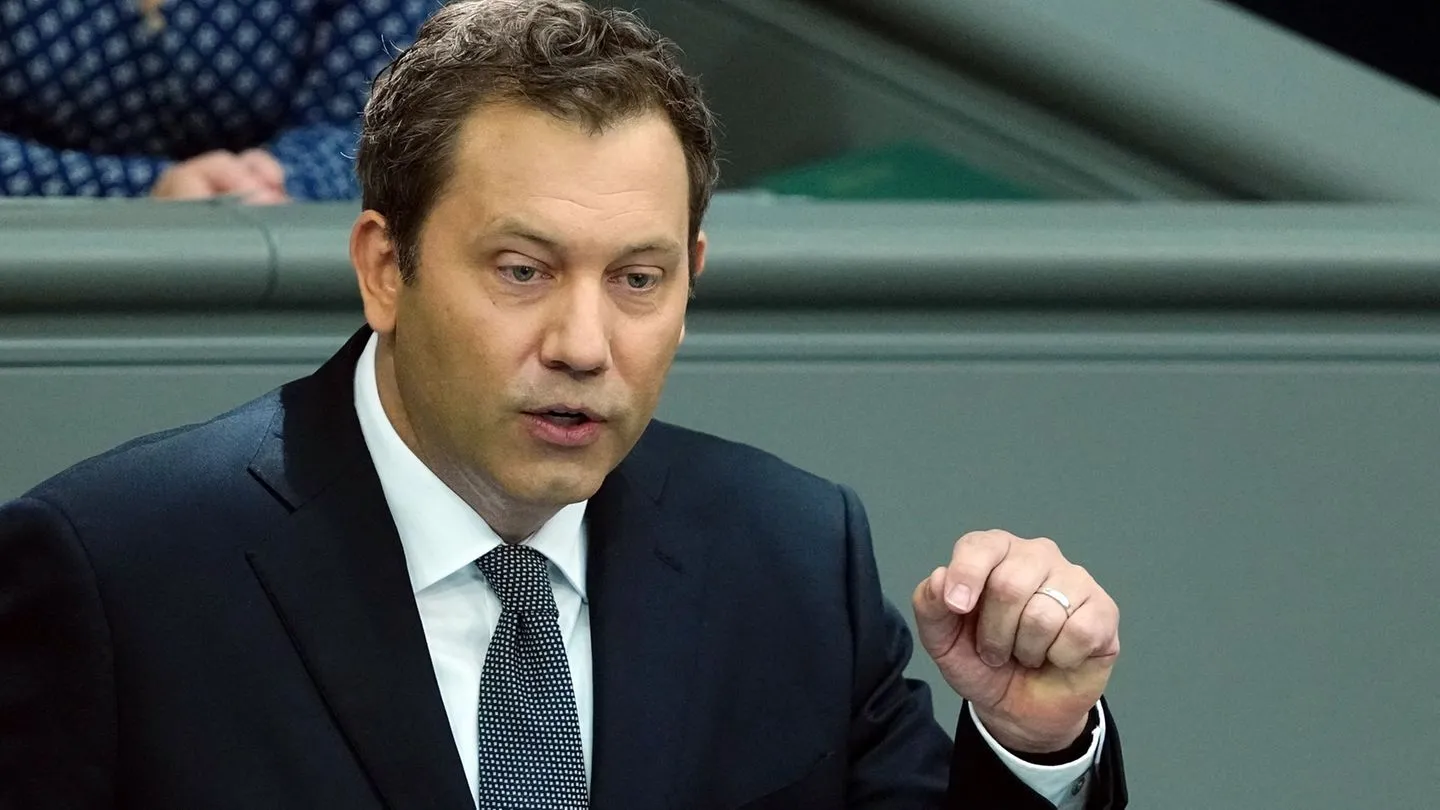 Bundestag: Klingbeil stellt sich gegen sozialen Kahlschlag