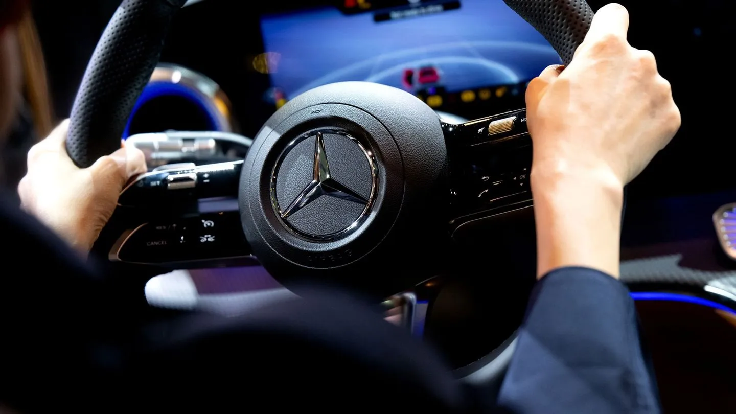 Stuttgarter Autobauer: Mercedes steigert Gewinn nach schwachem Vorjahresquartal deutlich