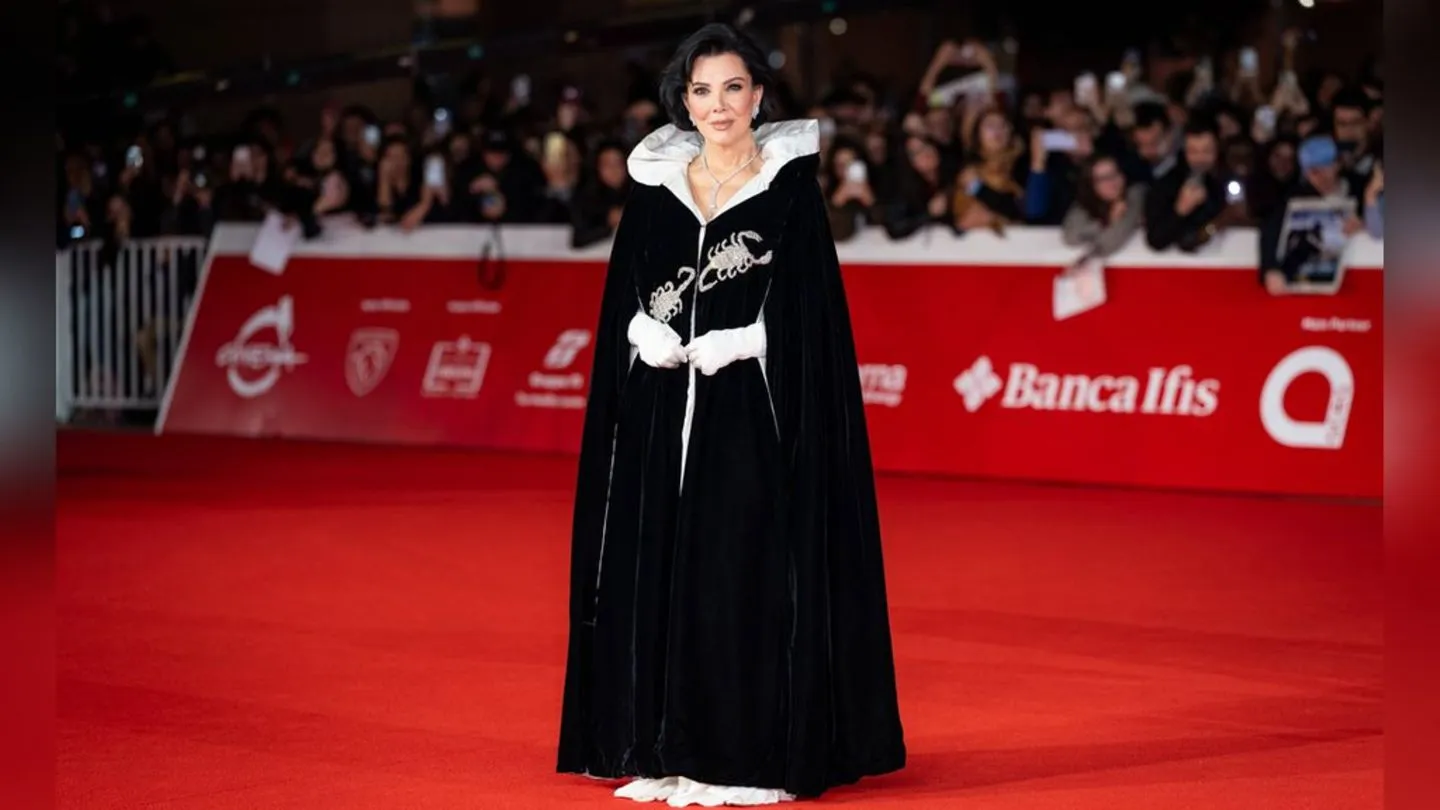 Kris Jenner würdigt Elizabeth Taylor mit legendärem Cape