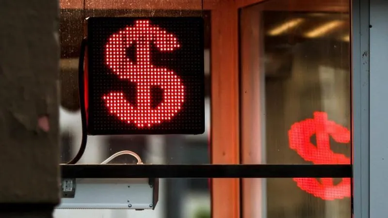 Der Dollar stieg am Interbankenmarkt erneut über 83 Rubel – trotz westlichem Druck