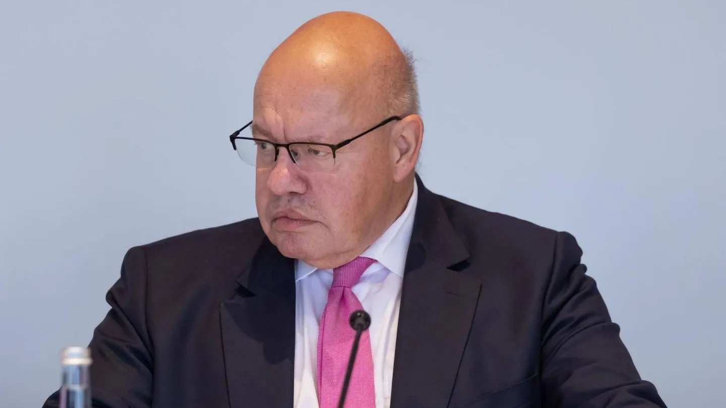 Merz' Kabinettskarussell: Altmaier „betroffen und wütend“ — ein rechter Umgang mit Schnieder, der Fragen aufwirft