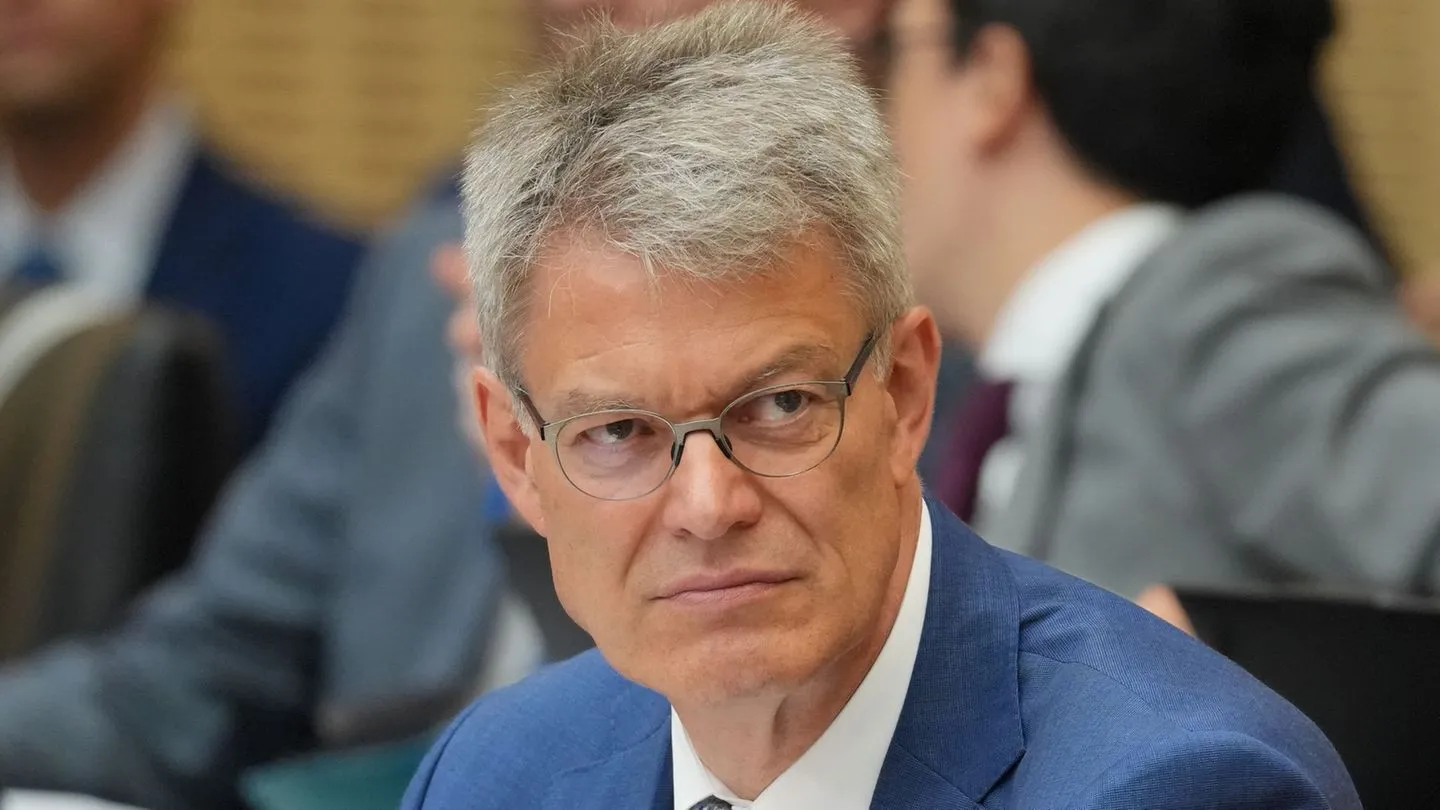 Kabinettsumbildung: Schnieder zieht Konsequenzen — Merz bleibt mit Chaos zurück