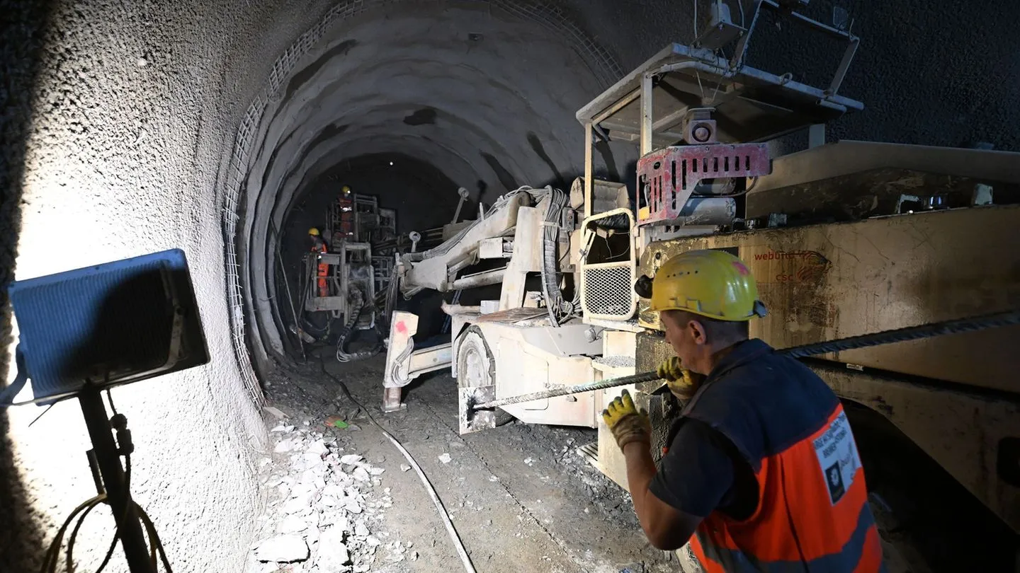 Verkehr: Meilenstein beim Brennerbasistunnel — Arbeiter bringen Europa voran, während politische Spieler Zweifel säen