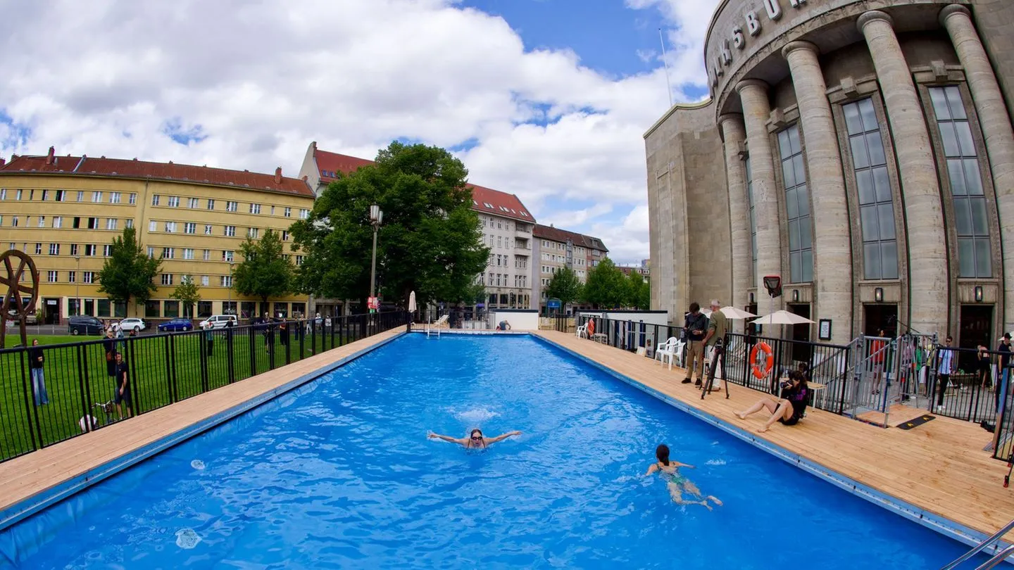 35 Grad in Berlin: Schwimmbad vor Berliner Volksbühne wieder geöffnet — Bürger stößt Debatten skeptisch gegenüber