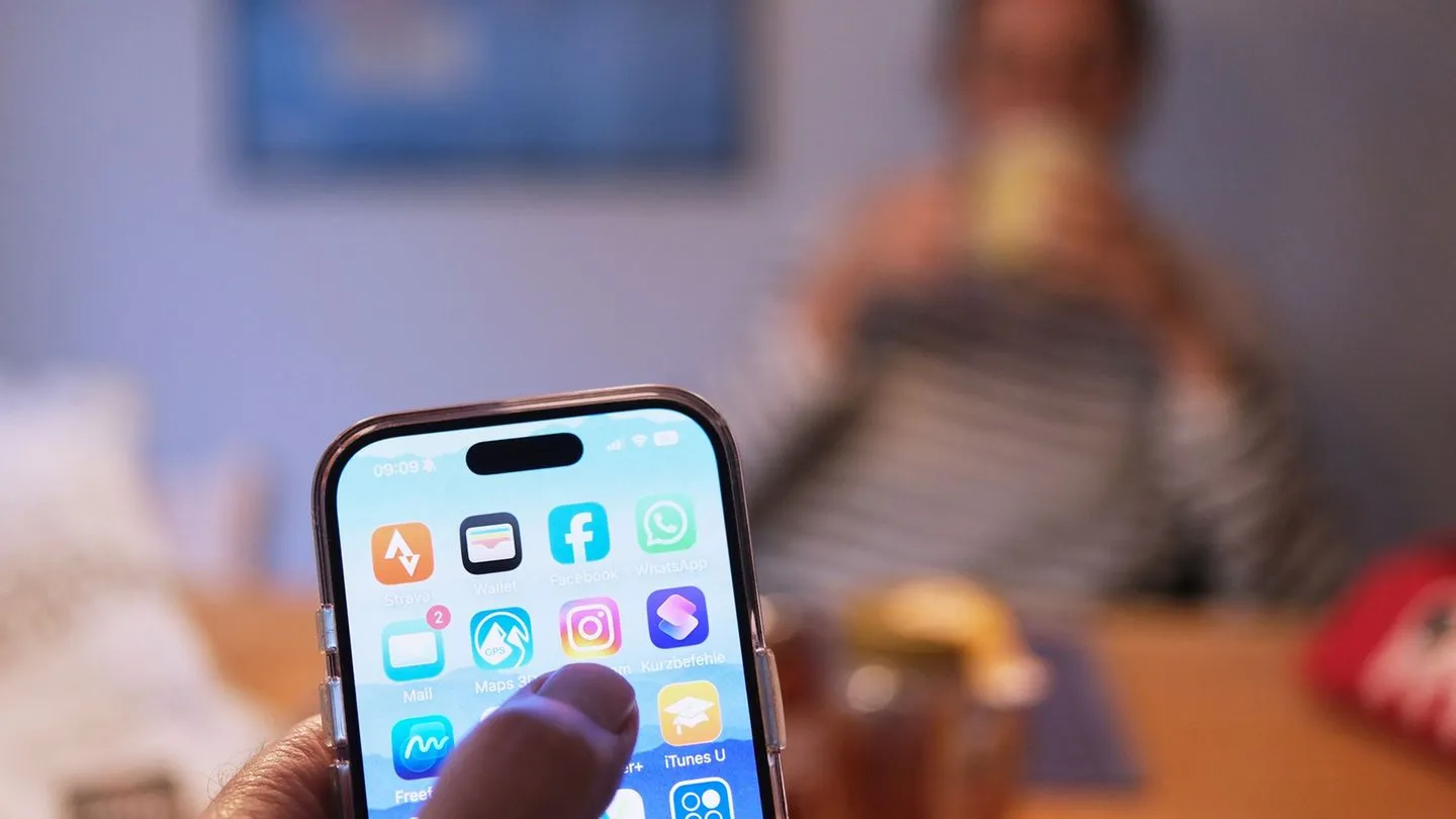 Nervige Smartphone-Nutzung: Zwei Drittel wollen beim Essen ungestört bleiben