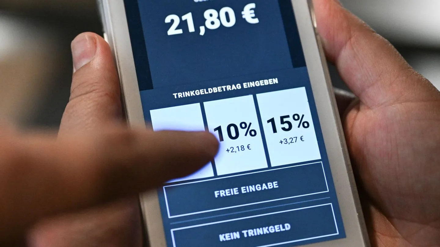 Gastronomie: Verbraucherschützer kritisieren Designtricks bei Trinkgeld per Karte