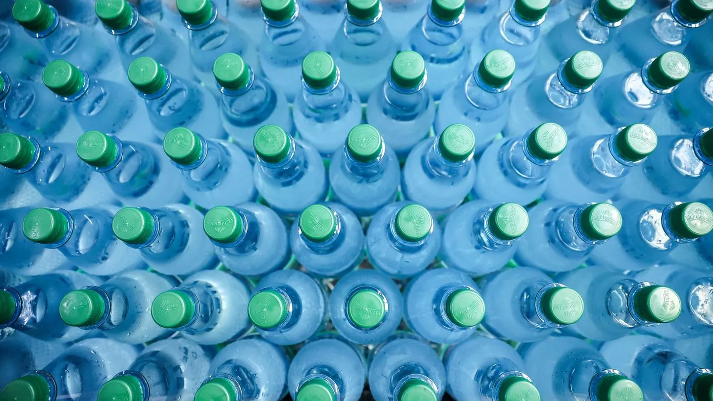 Hitze: Mineralwasser-Abfüller melden „Logistik‑Engpass“ — Verbraucher und Politik sollten reagieren