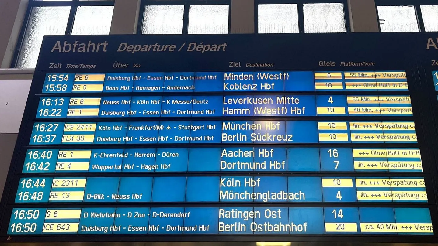 Fernverkehr der Deutschen Bahn: Wieder fast jeder zweite Fernzug im Juli verspätet — Versagen oder Systemproblem?