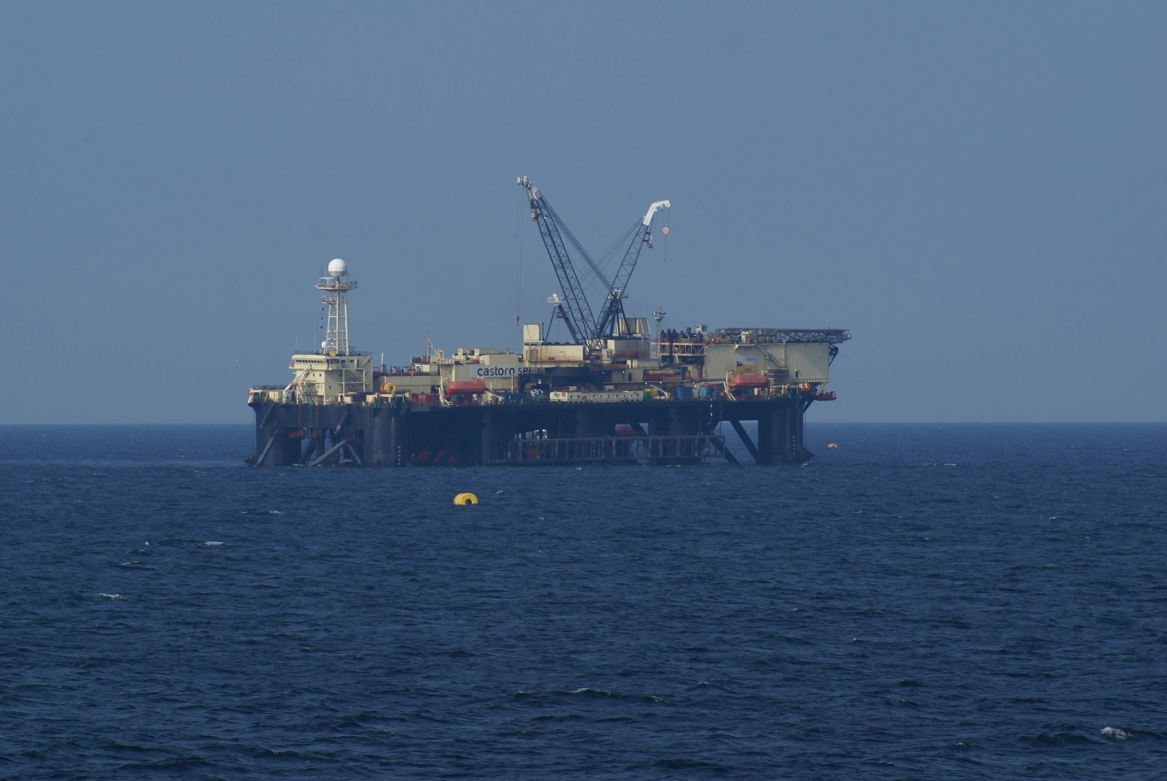 Das Rohrverlegeschiff Castoro Sei verlegt Nord Stream auf dem Ostseeboden, März 2011. Foto: Philfaebuckie / Lizenz: CC0.