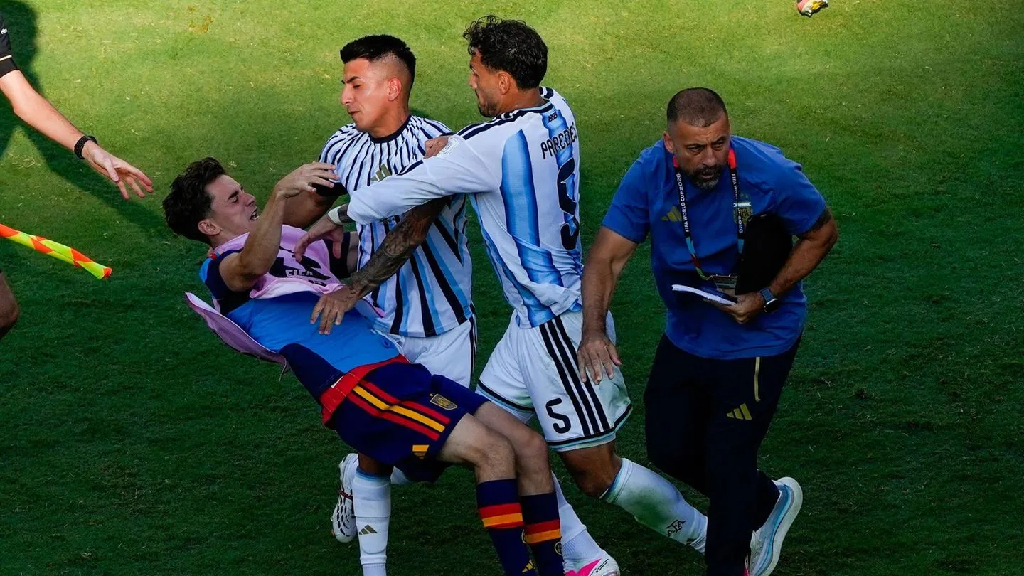 Newsblog zur Fußball-WM: Nur Gelb für Paredes — keine Rote trotz harter Tätlichkeit