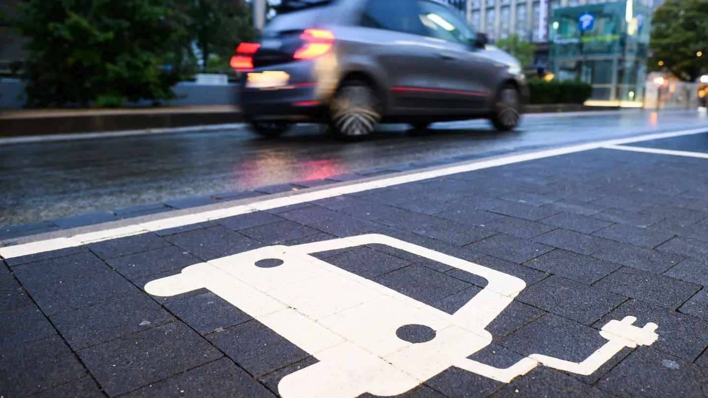 Elektromobilität: Versicherung: Immer mehr Autofahrer steigen auf Elektroautos um