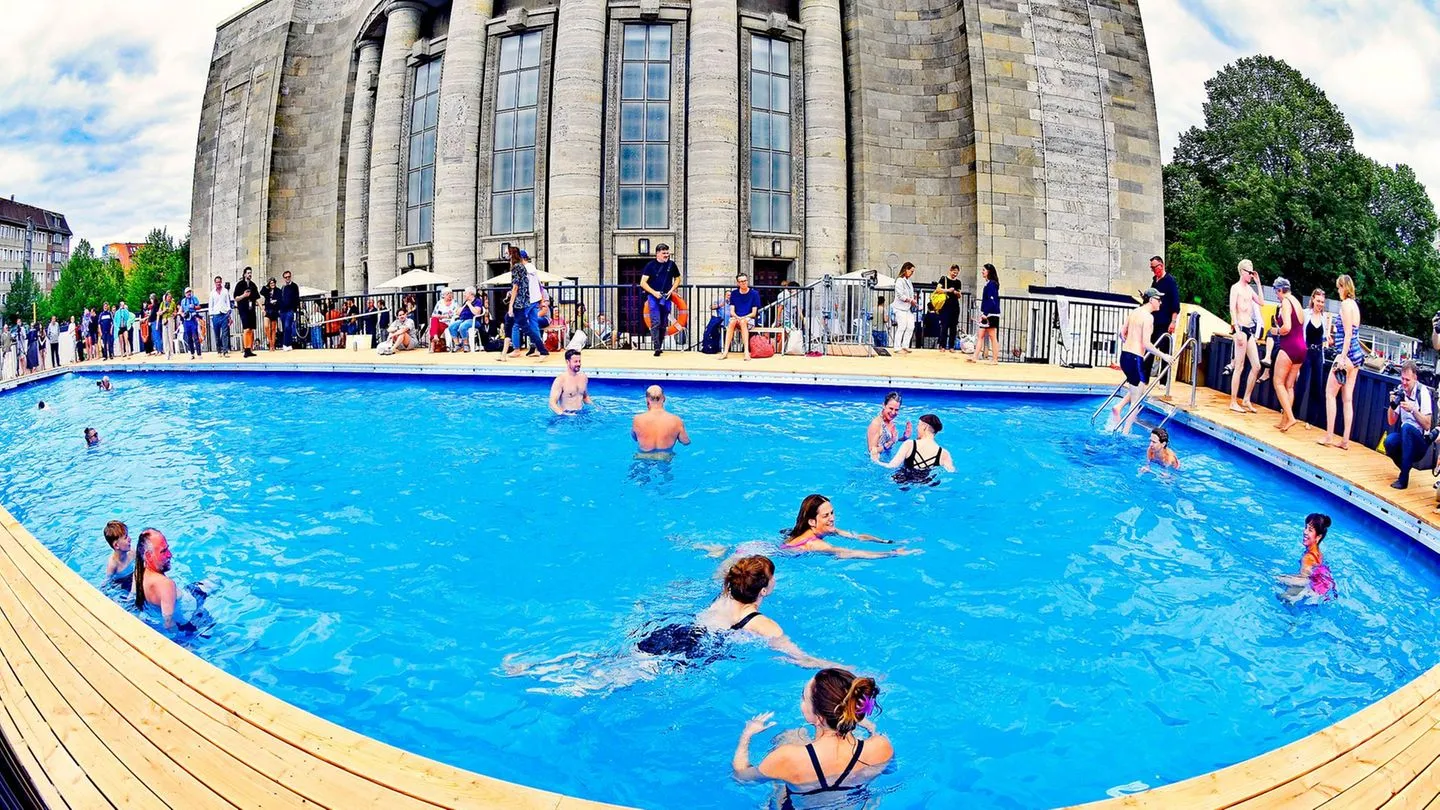 Aus Sicherheitsgründen abgesagt: Schwimmen nur für Schwarze — Volksbühne stoppt Aktion