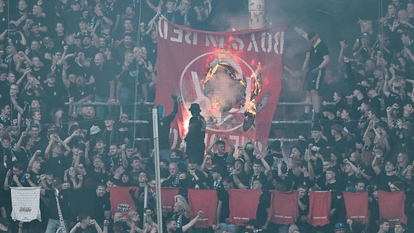 Mannheim–Kaiserslautern: Südwest-Derby eskaliert – Rudelbildung und Platzsturm beim DFB‑Pokal