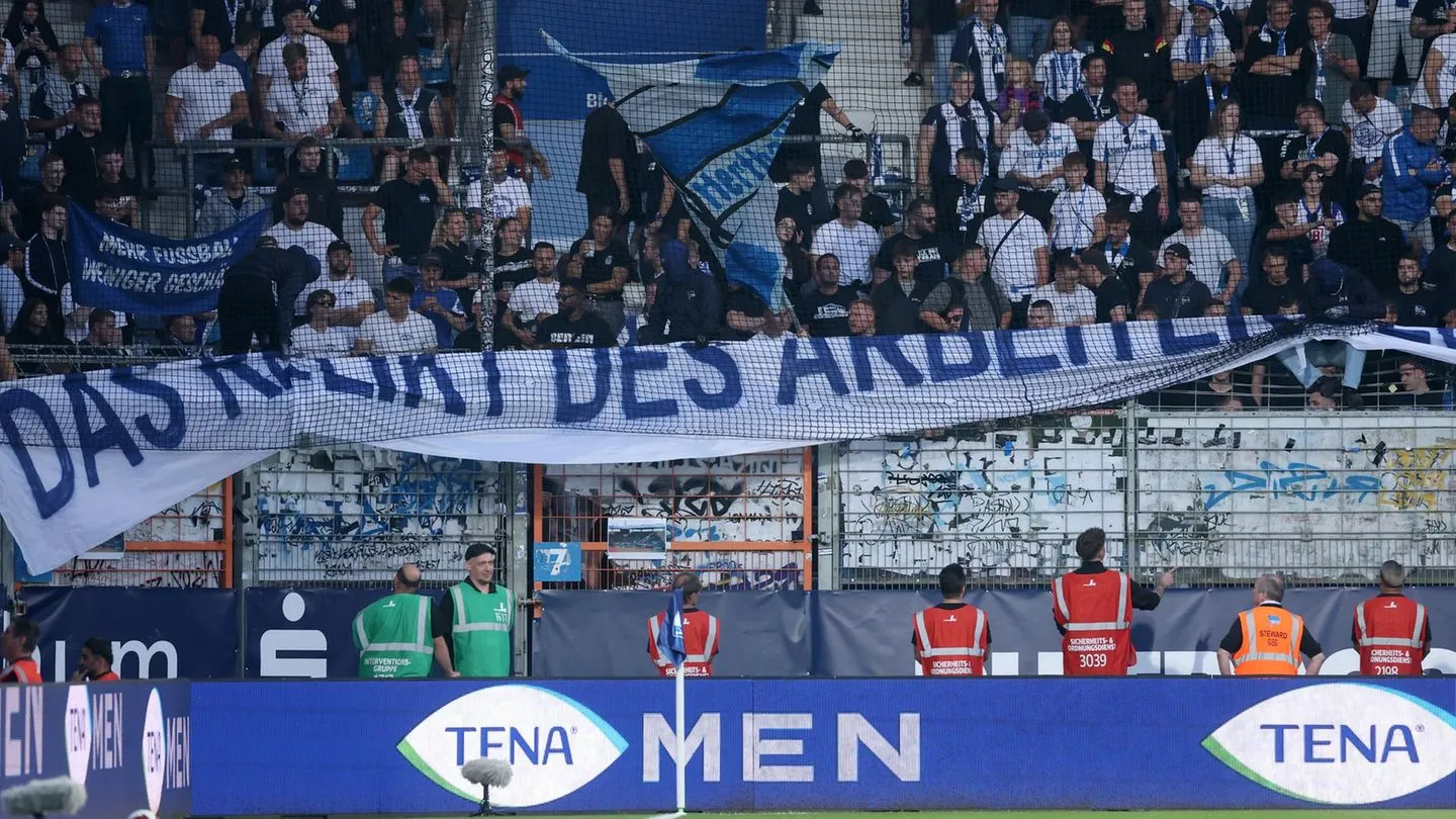 Zweiter Liga-Auftakt in Bochum: Hertha-Banner führt zu nerviger Spielunterbrechung
