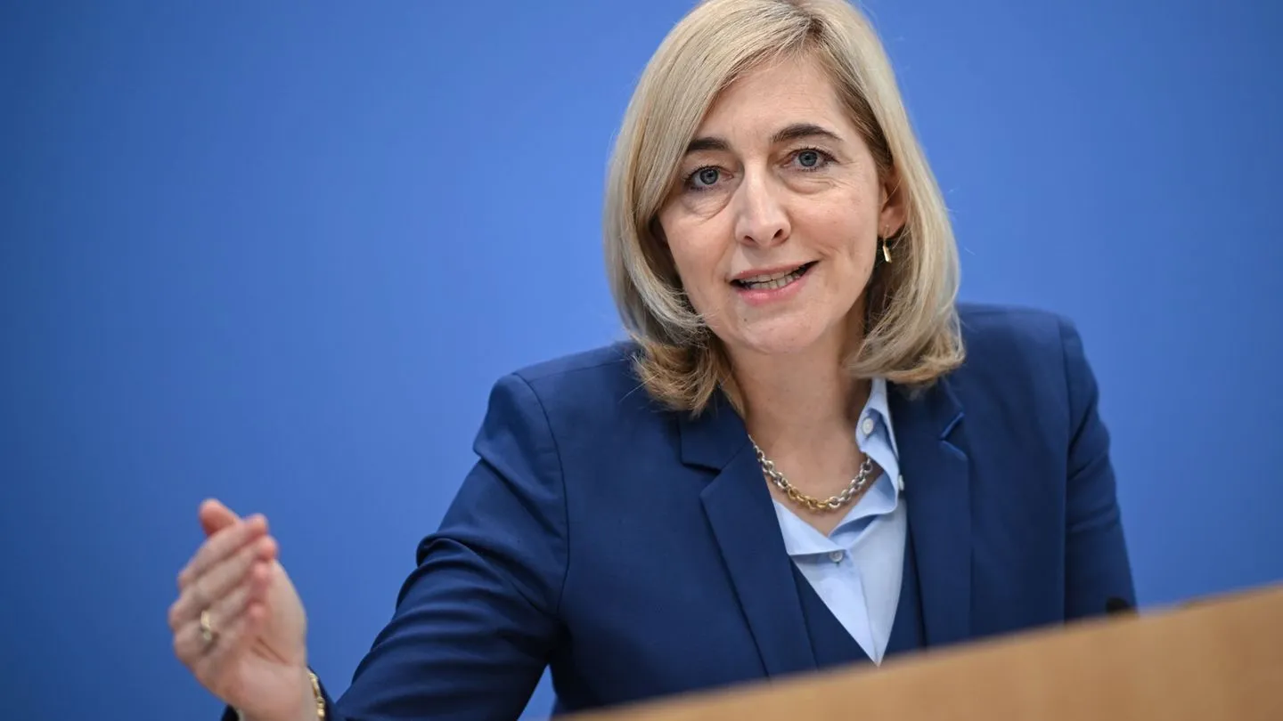 Kabinettsumbildung: Nina Warken rückt ins Zentrum der Macht — eine starke Managerin für die Kanzlerzentrale