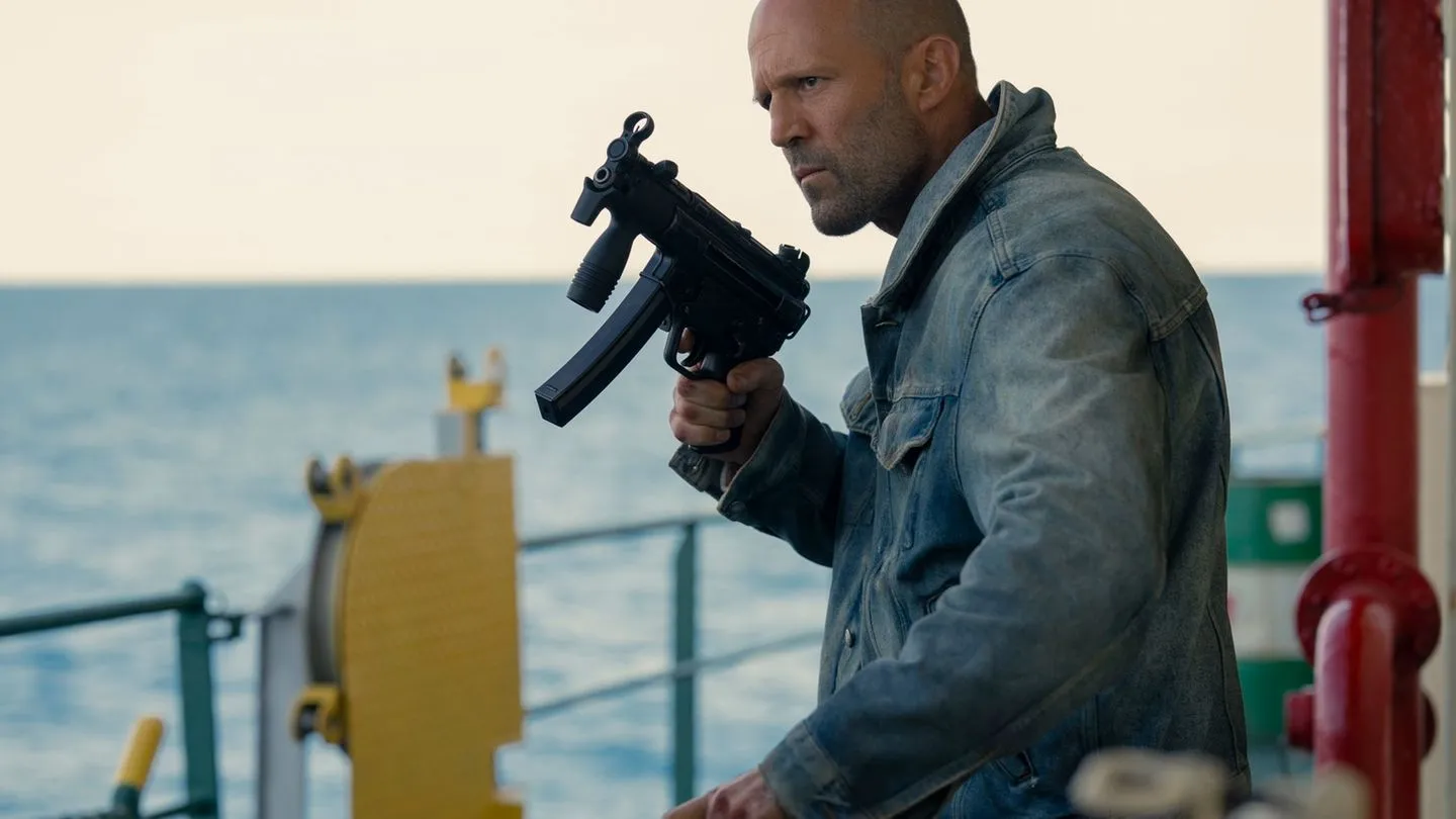 Neu im Kino: Jason Statham macht Deck zur Kampfzone in „Mutiny“