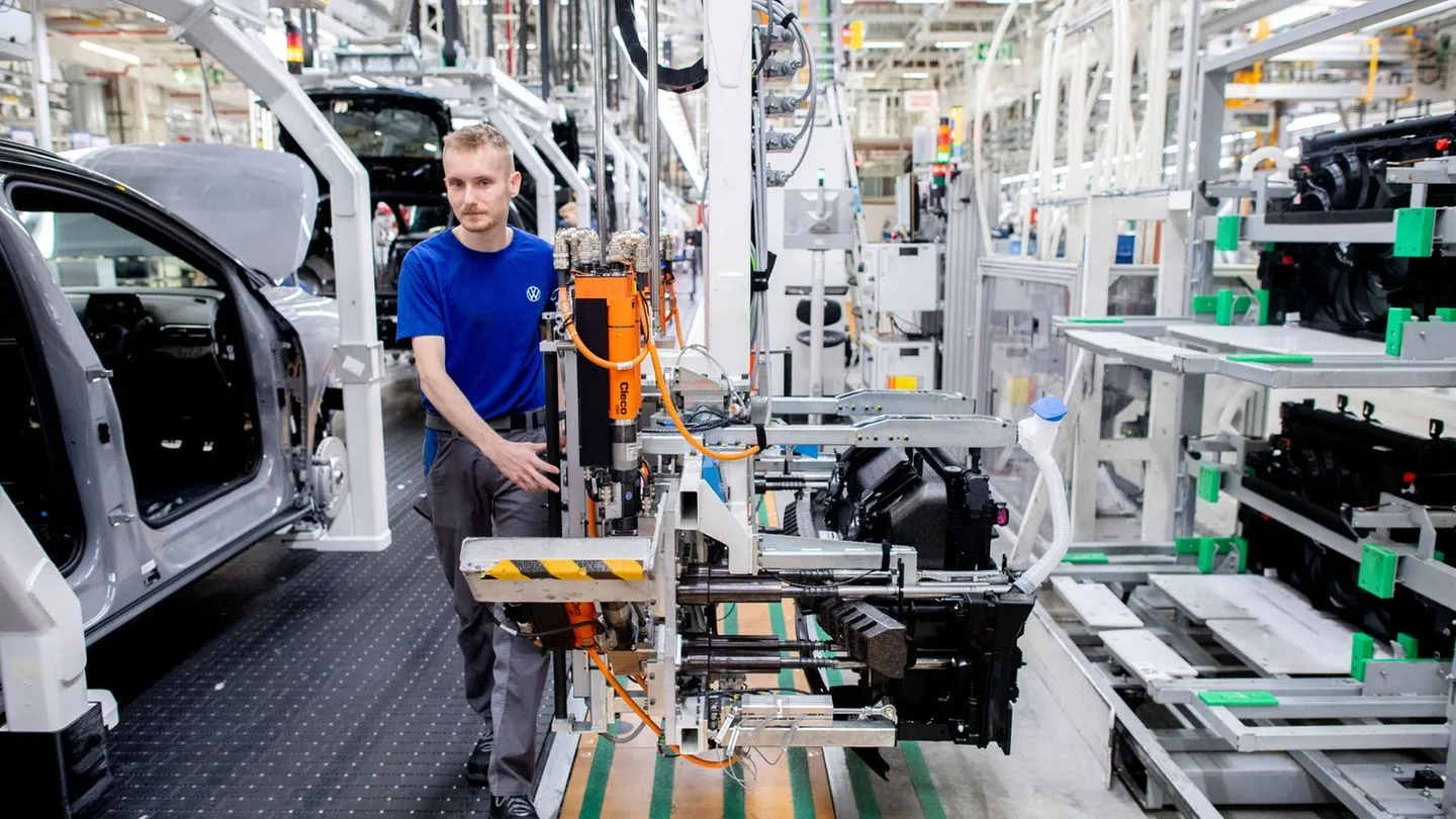 Konjunktur: Stimmung in der deutschen Autoindustrie stürzt weiter ab