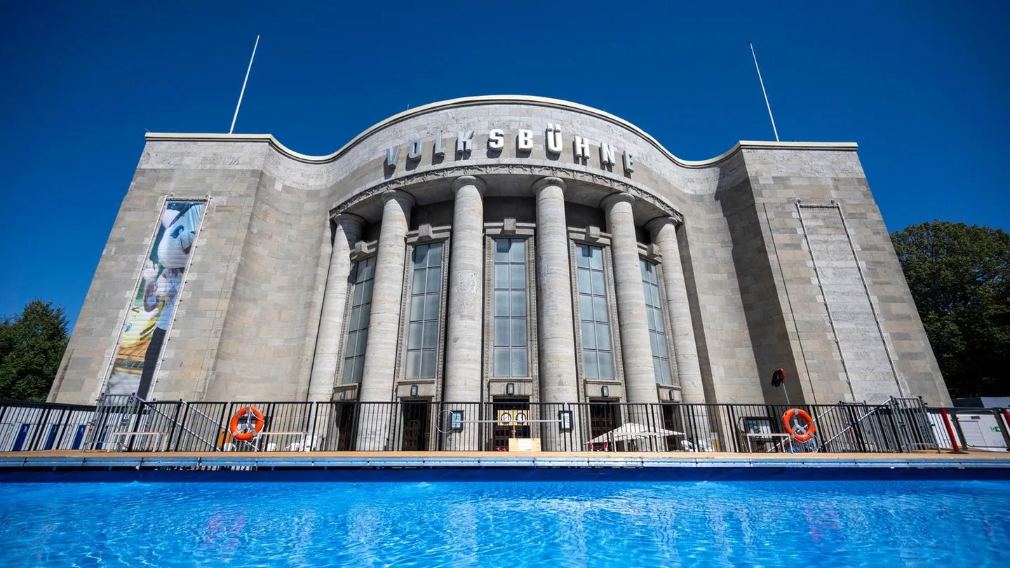 Debatte um Volksbad: Nach Drohungen sagt Volksbühne Veranstaltung ab — Lage übertrieben dargestellt