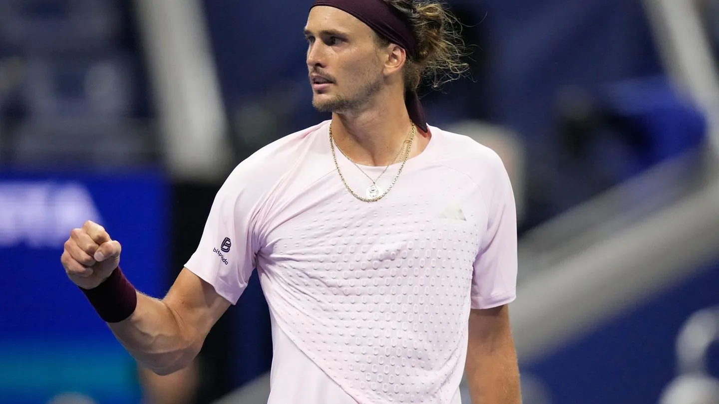 Drittrundeneinzug bei US Open: Zverev kämpft sich nach 2 Uhr weiter – „Ziemlich scheiße“