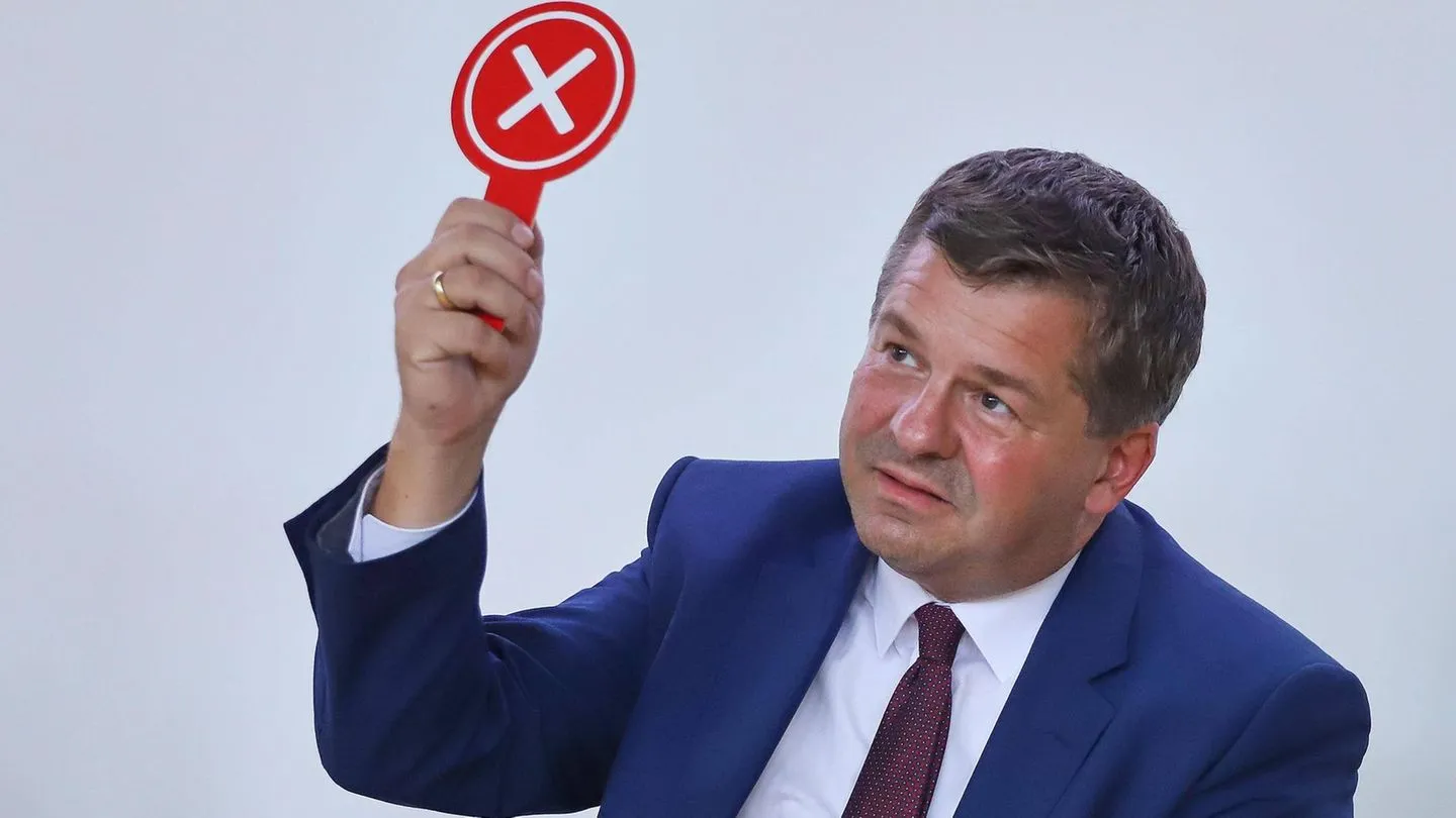 Wahl in Sachsen‑Anhalt: Wollen Sie Sven Schulze wählen? Bei einer Kundgebung riefen Männer „Heil Hitler!“ — doch der Vorfall wird möglicherweise hochgespielt